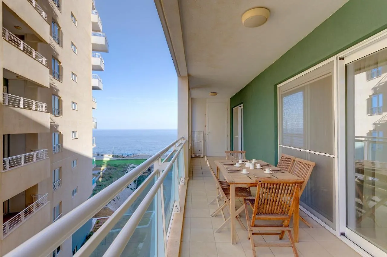 Luxury Apt w/ Side Seaviews and Pool, Top Location Sliema 0*,