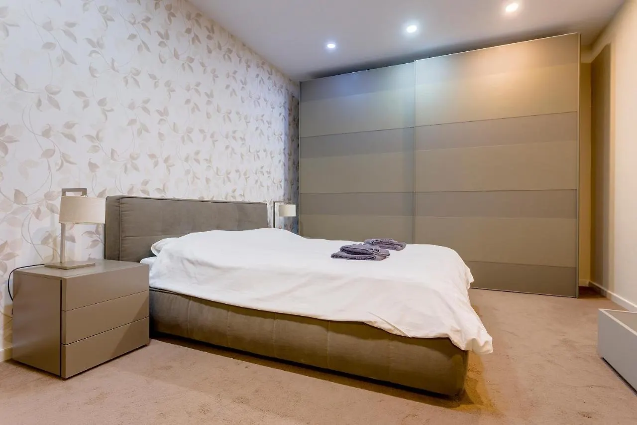 Luxury Apt w/ Side Seaviews and Pool, Top Location Sliema 0*,