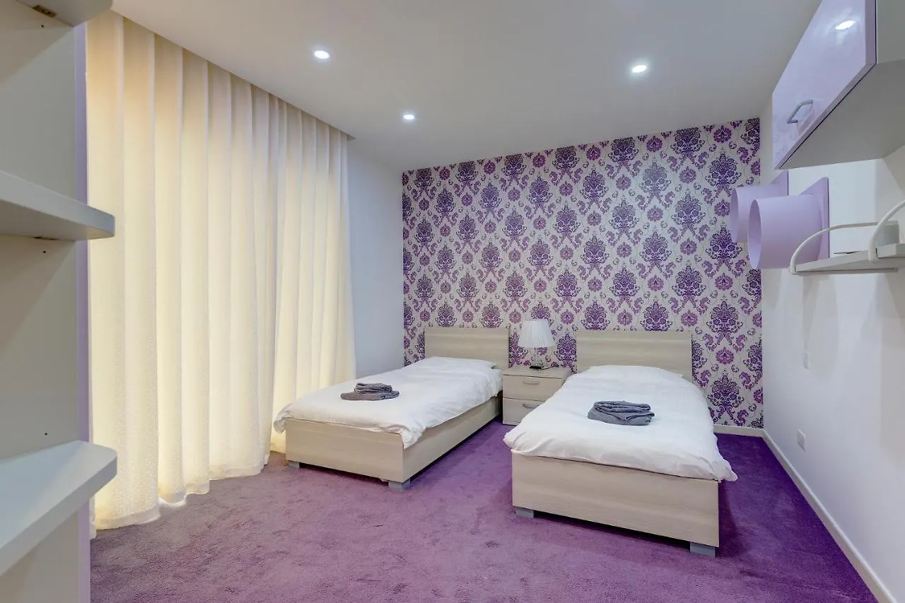 Luxury Apt w/ Side Seaviews and Pool, Top Location Sliema Malta