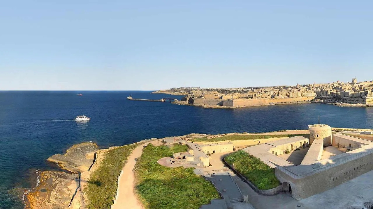 Luxury Apt w/ Side Seaviews and Pool, Top Location Sliema 0*,