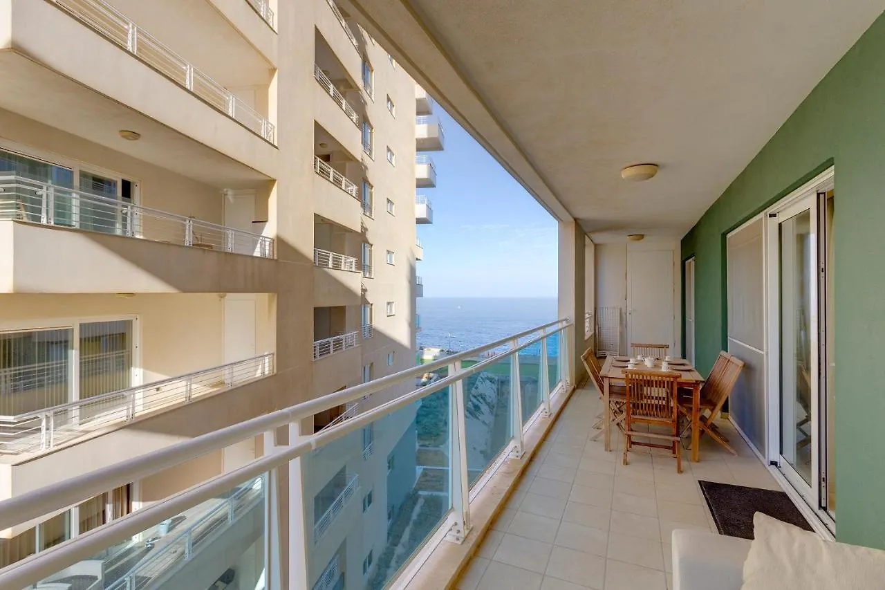 Luxury Apt W/ Side Seaviews And Pool, Top Location Sliema Apartment