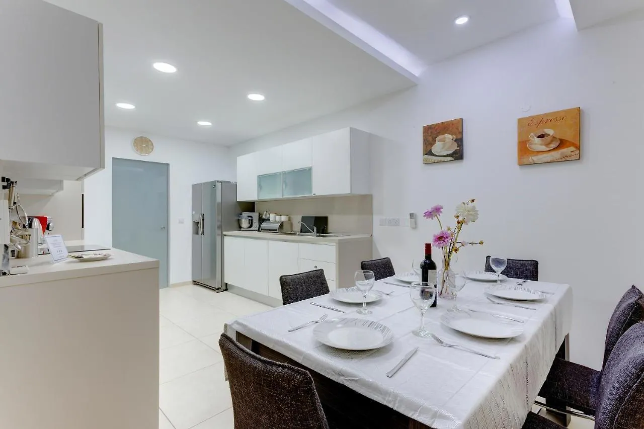 Apartment Luxury Apt W/ Side Seaviews And Pool, Top Location Sliema