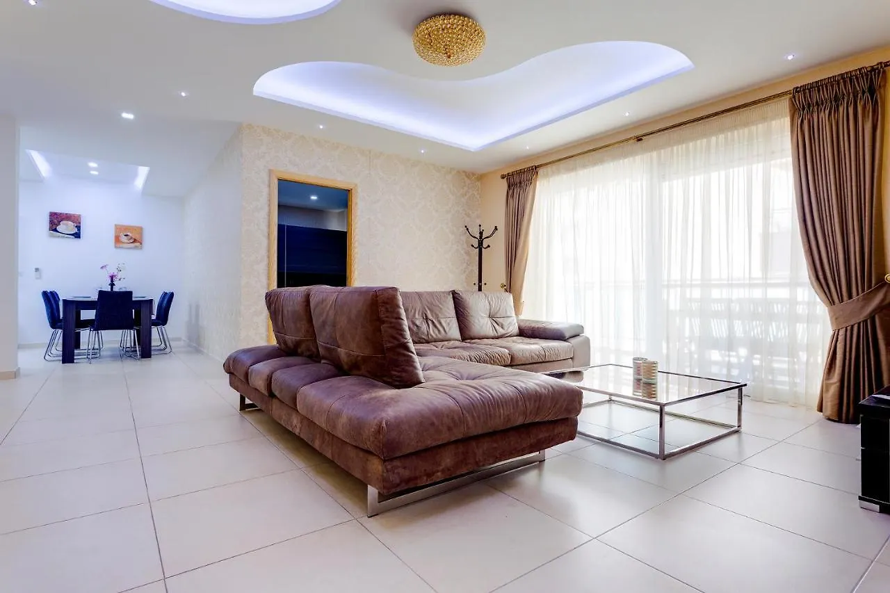 Luxury Apt W/ Side Seaviews And Pool, Top Location Sliema