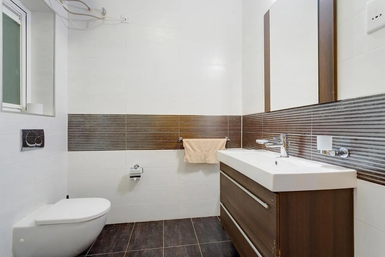 Luxury Apt W/ Side Seaviews And Pool, Top Location Sliema Apartment