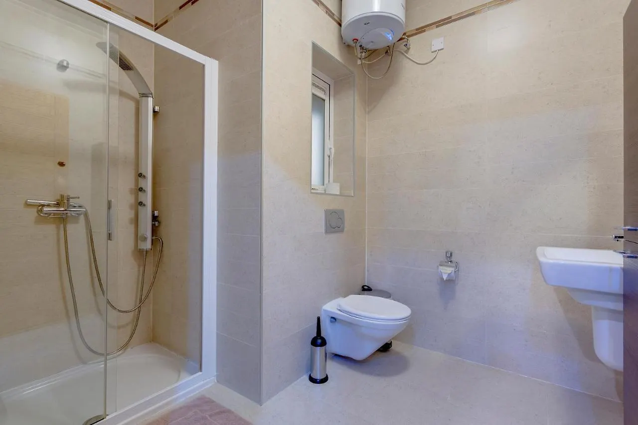 Luxury Apt W/ Side Seaviews And Pool, Top Location Sliema
