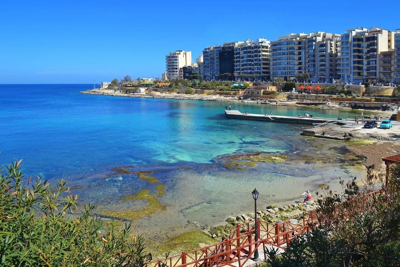 Luxury Apt W/ Side Seaviews And Pool, Top Location Sliema Malta