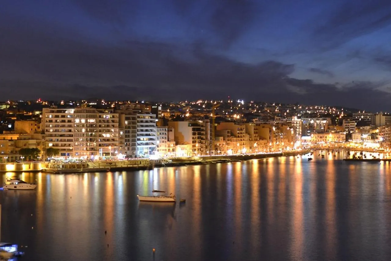 Luxury Apt W/ Side Seaviews And Pool, Top Location Sliema Apartment