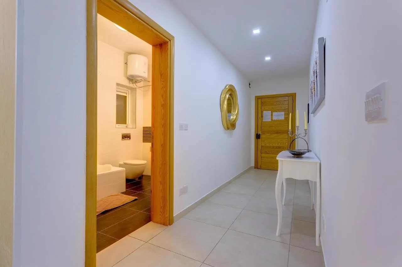 Luxury Apt W/ Side Seaviews And Pool, Top Location Sliema 0*,  Malta