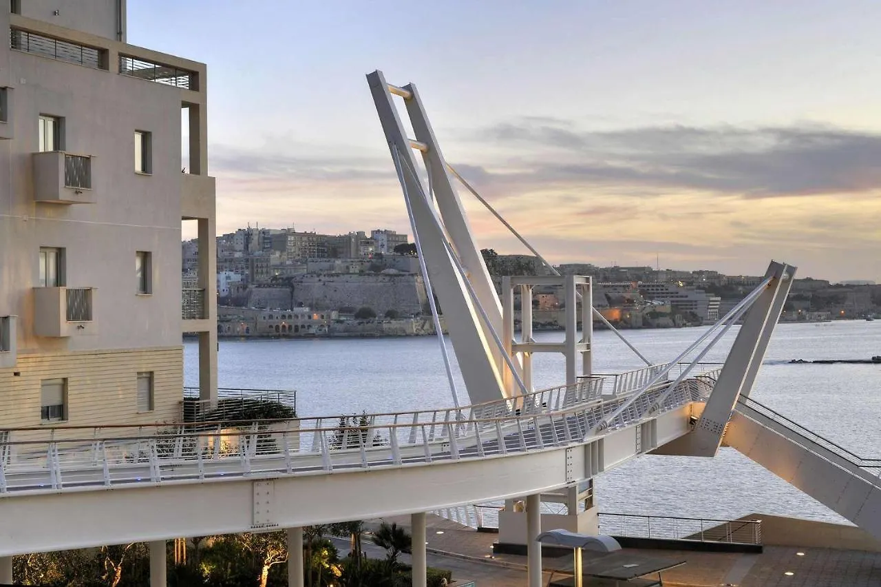 Apartment Luxury Apt W/ Side Seaviews And Pool, Top Location Sliema