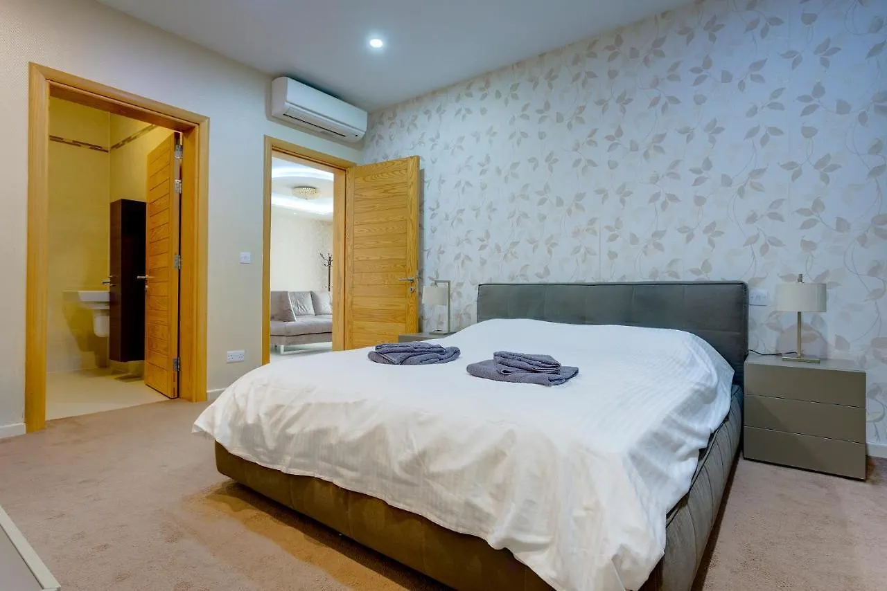 Apartment Luxury Apt W/ Side Seaviews And Pool, Top Location Sliema