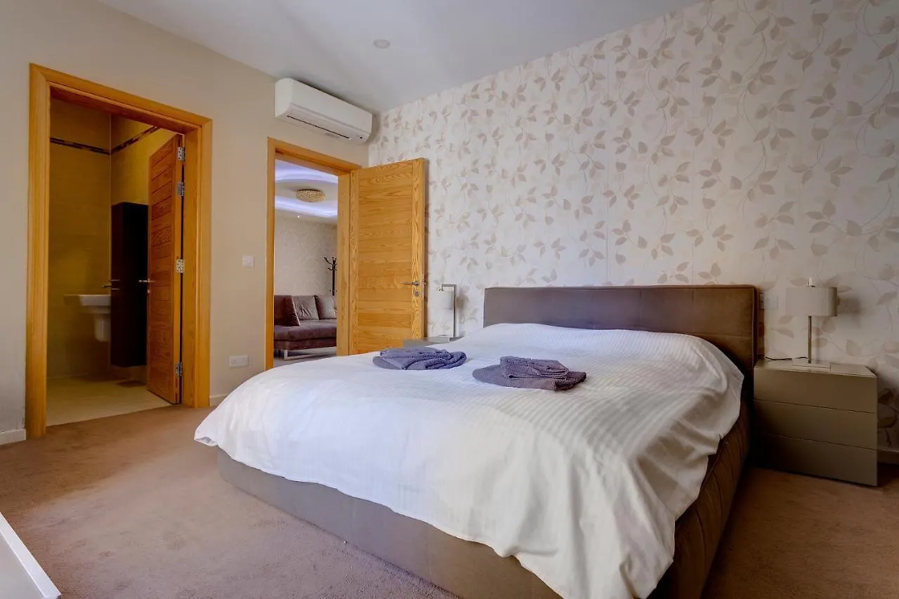Luxury Apt W/ Side Seaviews And Pool, Top Location Sliema